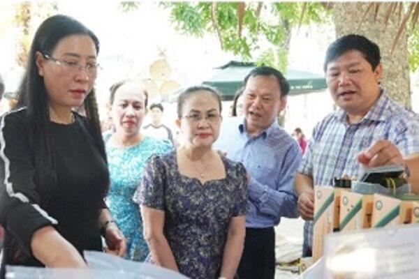 Bí thư Tỉnh ủy Bùi Thị Quỳnh Vân tham quan không gian “Sắc quê Quảng Ngãi” tại Thành phố Hồ Chí Minh