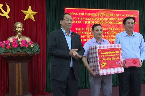 Phó Chủ tịch Quốc hội Trần Quang Phương thăm, chúc Tết Đảng bộ, chính quyền và Nhân dân huyện Trà Bồng