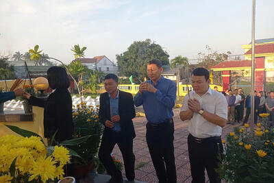 Dâng hương, dâng hoa tưởng niệm tại Nghĩa trang liệt sĩ Nghĩa An và Nghĩa phú, xã An Phú